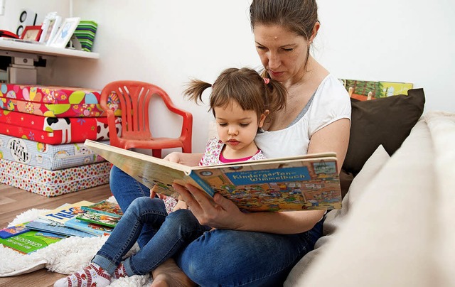 Vorlesen vermittelt Kindern Lesefreude &#8211; und kuschelig ist es noch dazu.   | Foto: Andrea Warnecke/ dpa