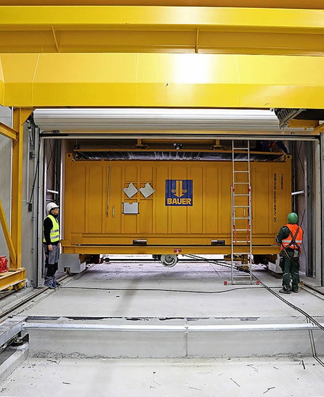 Arbeiter der Roche justieren die Containerschleuse.   | Foto: Roche