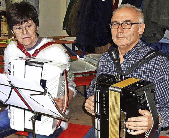 Musikalische Httenstimmung gab es mit Waltraud Rudloff und  Hans Zimmermann.   | Foto: Gudrun Gehr