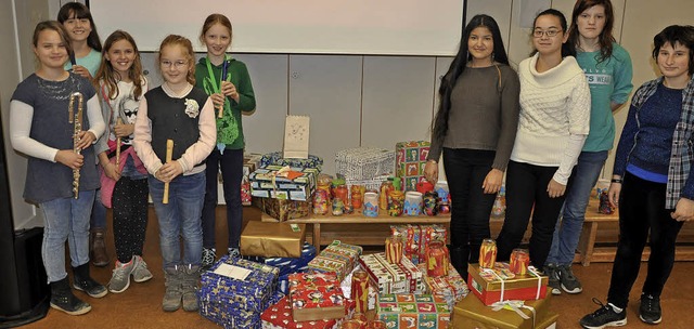 Stolz prsentieren die Schlerinnen die von ihnen gepackten Pckchen.  | Foto: ZVG