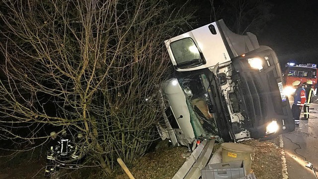 In der Nacht zum Donnerstag kurz nach ...er abfallenden Bschung auf die Seite.  | Foto: Olaf Thor