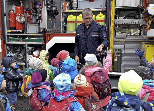 Feuerwehr zum Anfassen: Die Kindergart...ich im Feuerwehrauto alles versteckt.   | Foto: Evamarie Kurfess