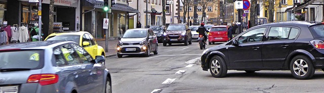 Die Hauptstrae wird wohl noch eine Weile verkehrsbeunruhigt bleiben.  | Foto: Peter Stellmach/Bernd Wstneck (dpa)