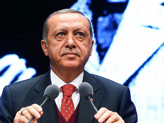 Erdogan vor einem Atatrk-Bild  | Foto: dpa