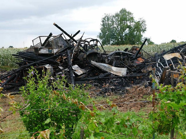 Nur noch Trmmer waren nach dem Brand ...pens und Traktoren in Bohlsbach brig.  | Foto: Helmut Seller