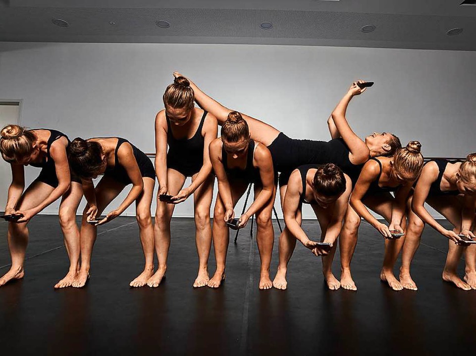Die neun Tänzerinnen von &#8222;Diamond Dust&#8220;  | Foto: David Goffin