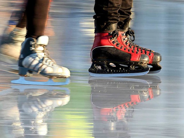 Eislaufen kann man auf dem Weihnachtsmarkt in der Ravennaschlucht.  | Foto: dpa