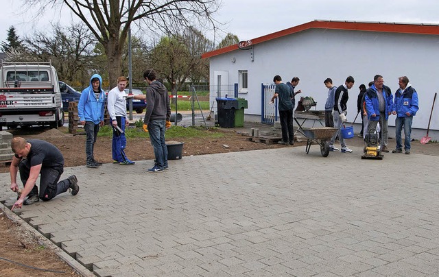 Beim Jugendzentrum wird die Auenanlage gestaltet, ein Bild aus dem Jahr 2015.   | Foto: Olaf Michel