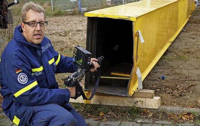 Mit einer Spezialkamera, die sonst zur...aut, erklrt Sven Konstanzer vom THW.   | Foto: Julius Steckmeister