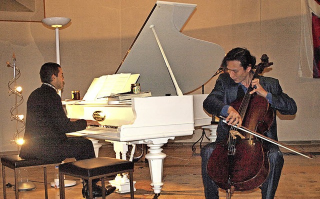 Cellist Dilshod Nazarov und sein Duopa... Publikum in der Grwihler Pfarrkirche  | Foto: Karin Stckl-Steinebrunner