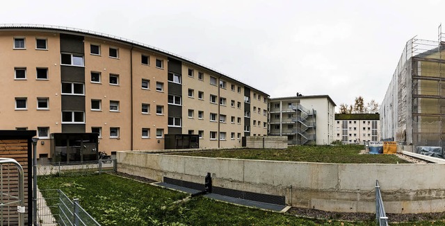 Die Wohnungswirtschaft investiert krf...as Gebude im Hintergrund soll folgen.  | Foto: Gabriele Zahn