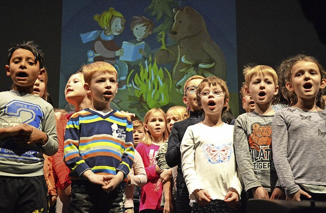 Alle Schlerinnen und Schler der Eichendorffschule sangen zur Erffnung.   | Foto: Barbara Ruda