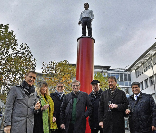 Stephan Balkenhol (Mitte) vor seiner Sulenfigur   | Foto: Barbara Ruda