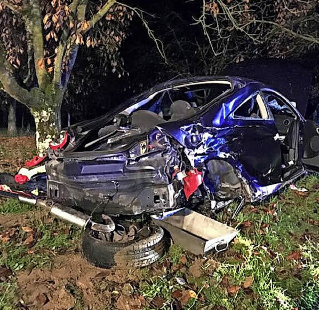 Der Fahrer dieses Unfallfahrzeugs wurde am Donnerstagabend schwer verletzt.   | Foto: spether