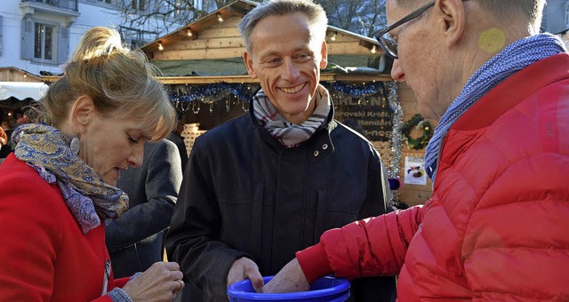 Prominente wie Lrrachs Brgermeister ...l Wilke helfen gerne beim Losverkauf.   | Foto: Barbara Ruda