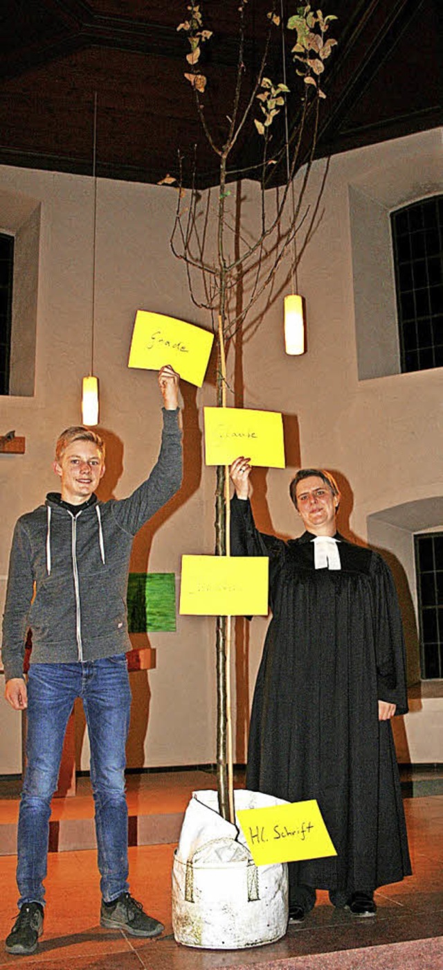Der Lutherbaum in der Gersbacher Kirch... Schrift, Christus, Glaube und Gnade.   | Foto: Gerd Sutter
