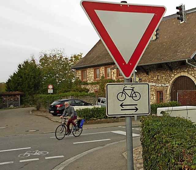 Vorsicht kreuzender Radverkehr: Wie an...  Zusatzschild am Reutacker angebracht  | Foto: Victoria Langelott