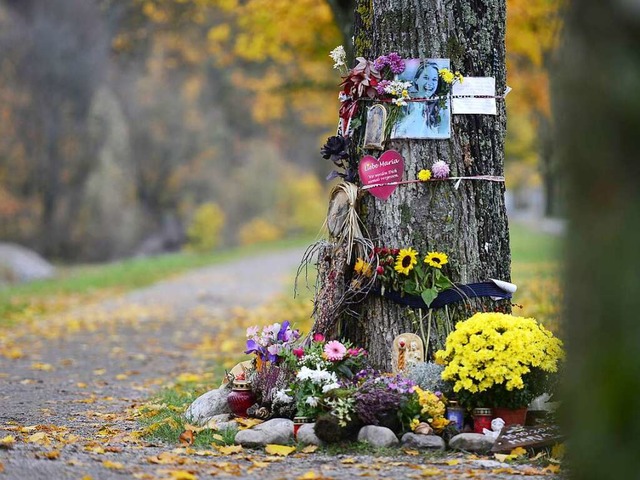 Am Tatort an der Dreisam legen Mensche...immer wieder Blumen und Briefe nieder.  | Foto: Ingo Schneider