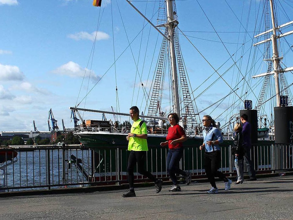 You&#8217;ll never walk alone: Jogging...Gsta Dreise mit seiner Laufkundschaft  | Foto: bz