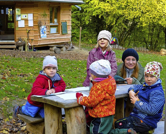 Gebastelt wird im Waldkindergarten nat... Lisa Gtz mit einigen Wurzelkindern.   | Foto:  Ute Schler