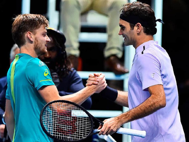 Roger Federer (rechts) gratuliert dem Finalisten David Goffin.  | Foto: afp