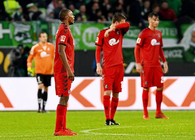 Niedergeschlagenheit bei den Freiburge...elern beim Auswrtsspiel in Wolfsburg.  | Foto: dpa