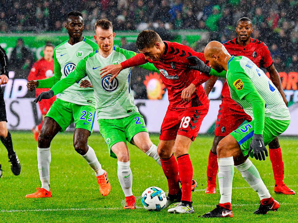 Augen auf den Ball: Viele Wolfsburger stehen um Nils Petersen.