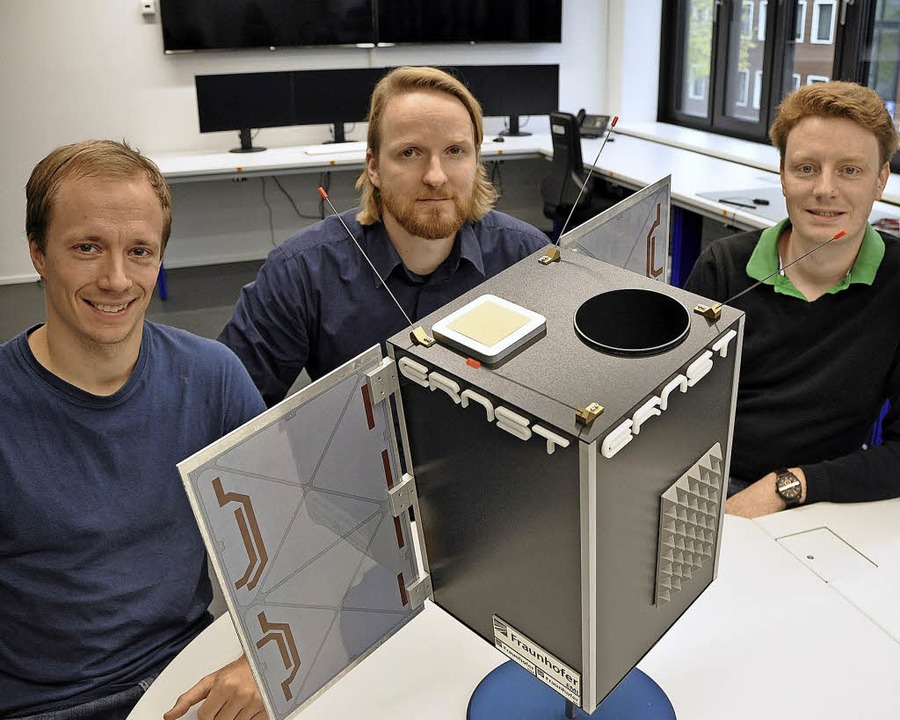 Nano-Satellit ERNST im Ernst-Mach-Inst...immerohn und Clemens Horch (von links)  | Foto: Jens Kitzler