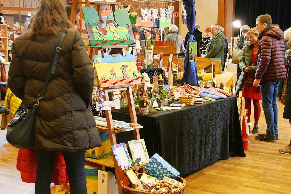 Es weihnachtet gar sehr, wie sich unübersehbar beim 27. Kunsthandwerkermarkt im Kurhaus zeigte. (Foto: Hans Jürgen Kugler) Es weihnachtet gar sehr, wie sich unübersehbar beim 27. Kunsthandwerkermarkt im Kurhaus zeigte. (Foto: Hans Jürgen Kugler)