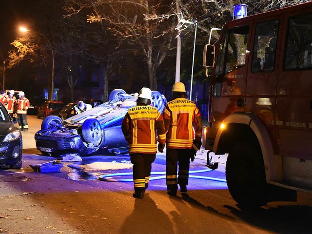 VW Golf bleibt nach Unfall auf dem Dach liegen.  | Foto: Martin Eckert