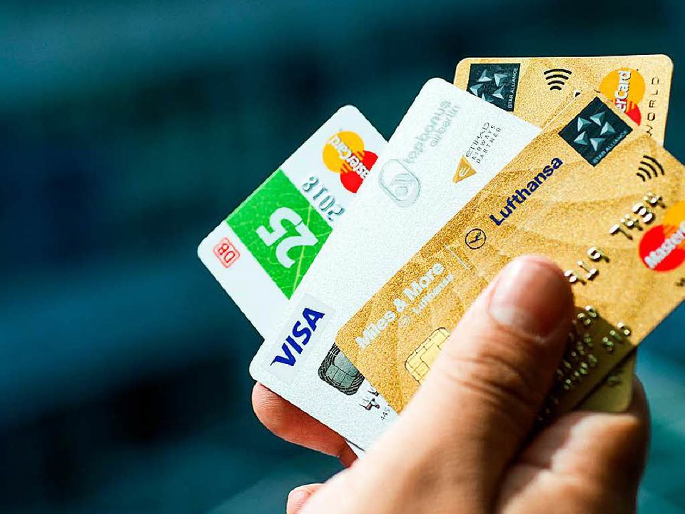 Bei Mißbrauch der Kreditkarte haften K... er die Karte noch nicht gesperrt hat.  | Foto: dpa