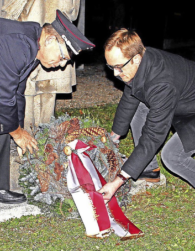 Brgermeister Benjamin Bohn (rechts) u...um Gedenken an die Kriegstoten nieder.  | Foto: Herbert Trogus