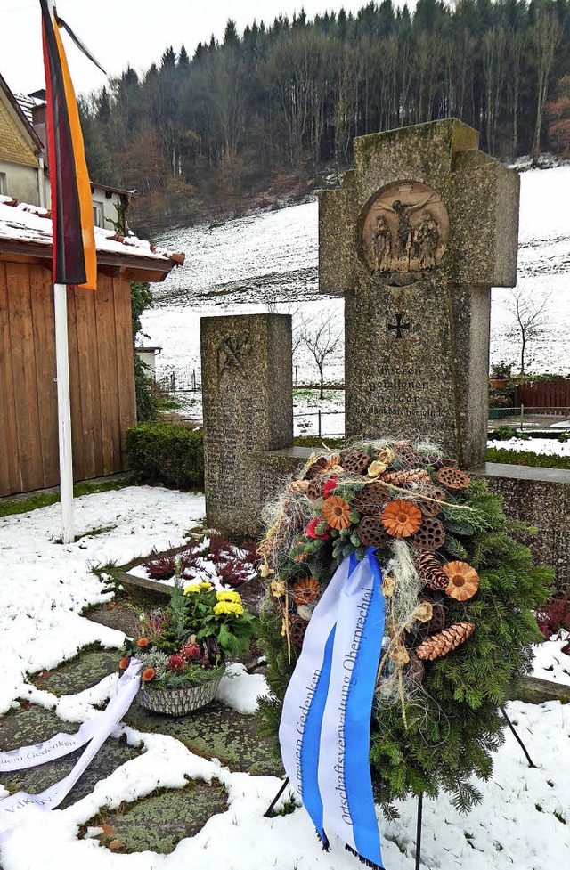 Kranz am Denkmal in Oberprechtal.   | Foto: Roland Gutjahr