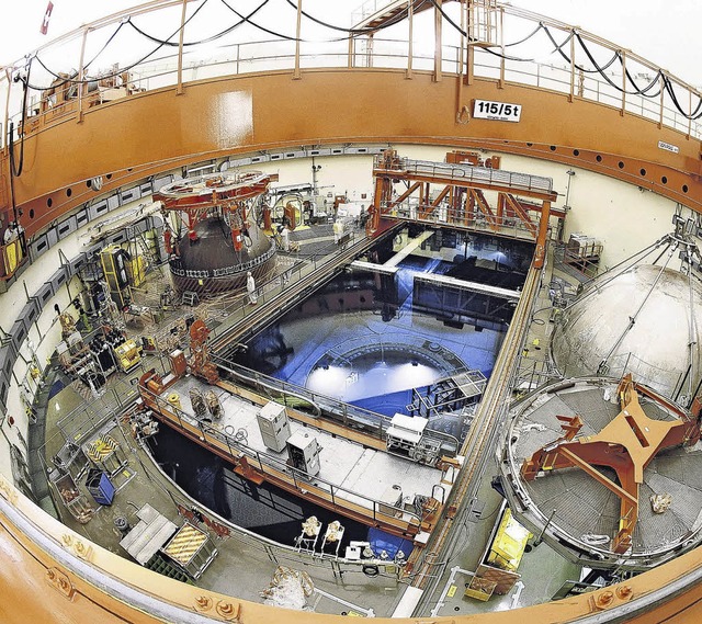 Der geffnete Reaktor des Kernkraftwer...rd. Sechs Elemente wiesen Mngel auf.   | Foto: KKL
