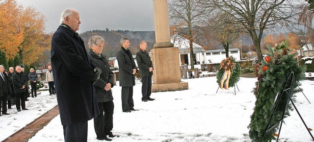 Kranzniederlegung auf dem Friedhof in ...stof Nitz und Erhard Schpflin (VdK).   | Foto: Jung-Knoblich