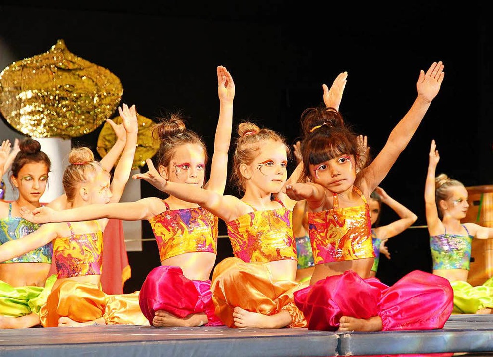 Kleine  Turnerinnen des Turnvereins Ne...  &#8222;Aladdin&quot; über die Bühne.  | Foto: Eva Korinth
