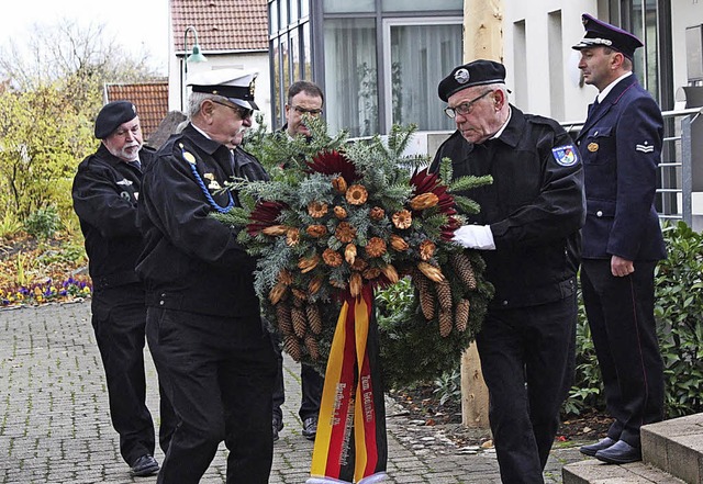 Die Angehrigen der Reservistenkamerad... Niederlegung des Kranzes in Hartheim   | Foto: Otmar Faller