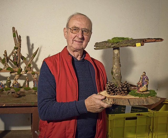 Robert Schmidt mit einer seiner neu gestalteten Krippen  | Foto: Frank Schoch