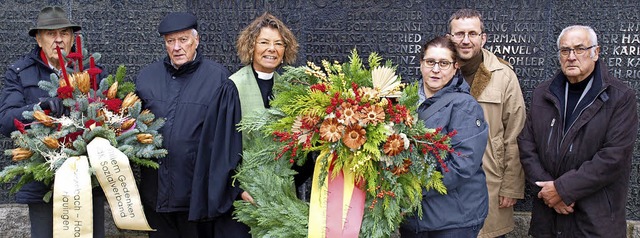 Bei der Kranzniederlegung am Ehrenmal ...haftsrte Lothar Ehret und Karl Weber   | Foto: Paul Schleer