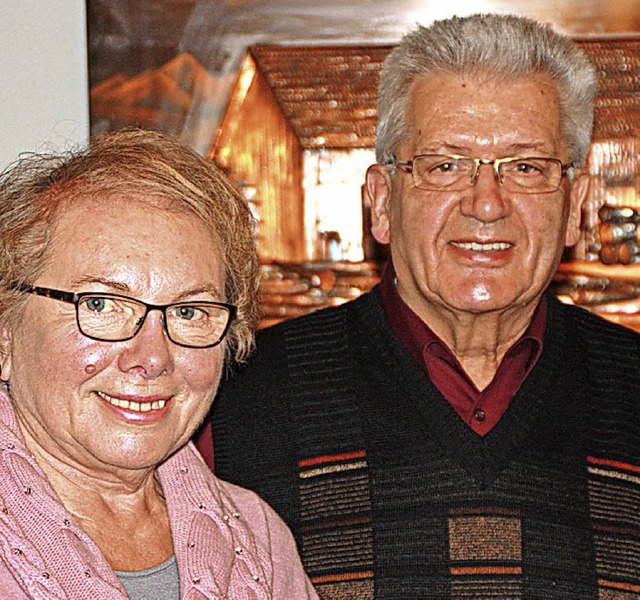 Amelie und Manfred Ludwig wurden geehrt  fr  25 Jahre bei den Wanderfreunden.   | Foto: Gerd Leutenecker