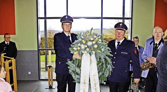 Kameraden der  Feuerwehr Eimeldingen s...nzniederlegung bei den Kriegsgrbern.   | Foto: Rolf Rhein