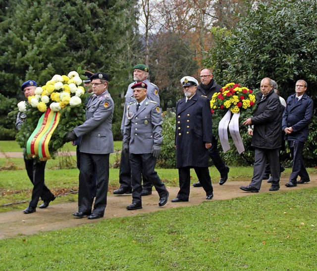 Reservisten der Bundeswehr trugen die ...K aus der Friedhofshalle zum Ehrenmal.  | Foto: Rolf Reimann