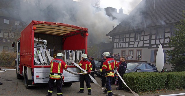 Dichter Rauch steigt aus dem Hotel, di...ehr muss lschen und Menschen retten.   | Foto: Christian Ringwald