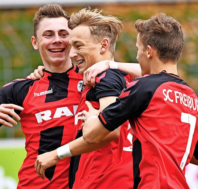 Lucas Hermes (v. li.), Sascha Risch und   Enzo Leopold beim 4:0.   | Foto: Keller