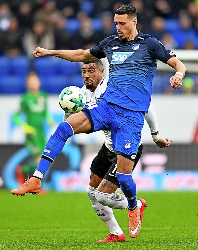 Sandro Wagner (rechts) und  Kevin-Prince Boateng im Zweikampf   | Foto: dpa