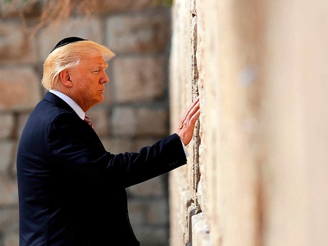 US-Prsident Trump beim Besuch der Kla... in der Altstadt von Jerusalem im Mai.  | Foto: dpa