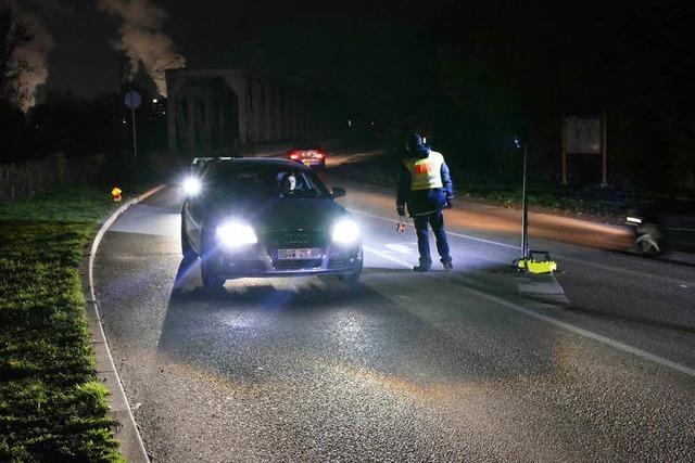 Polizei kontrolliert ein verdchtiges Fahrzeug