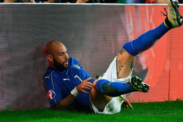 Italienische Fußballer liegen nie lange am Boden