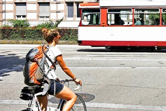 Radlerin kollidiert in der Basler Strae mit Straenbahn