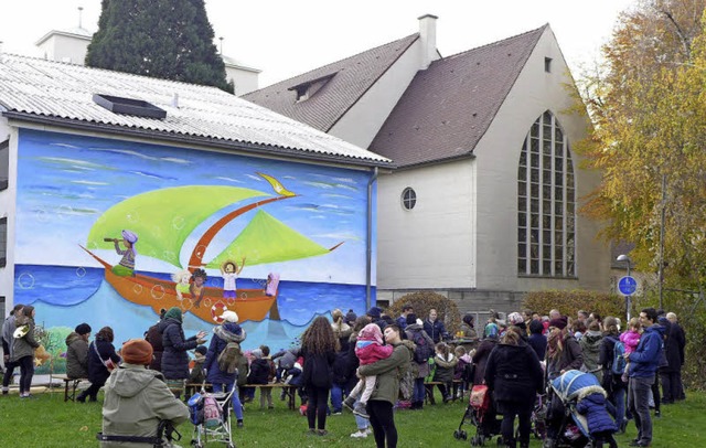 Viele interessierte  Nachbarn, Vertret...einde Freiburg-Nord sprach den Segen.   | Foto: privat